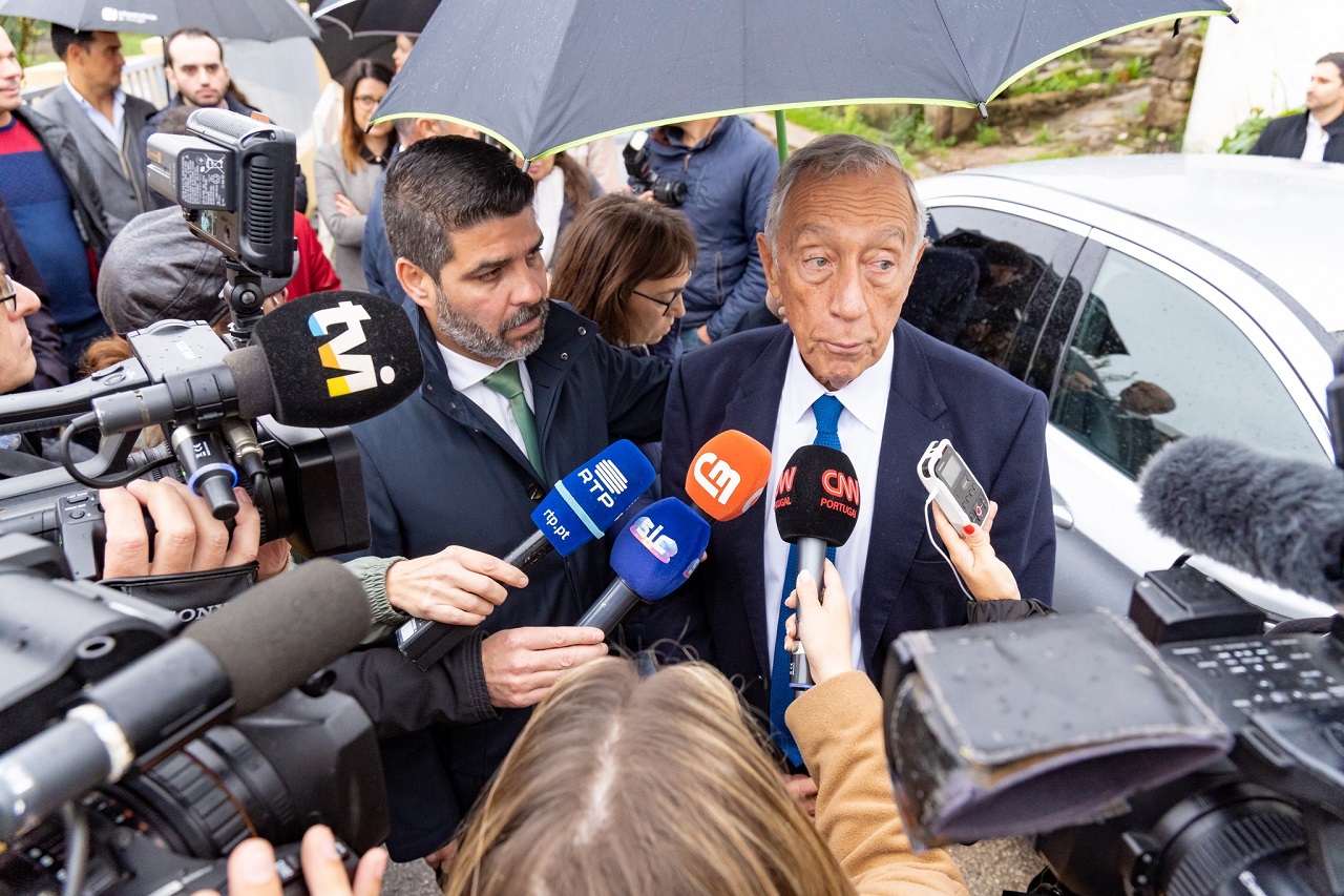 foto de Marcelo Rebelo de Sousa em Abiul com o presidente da Câmara de Pombal, rodeados de jornalistas