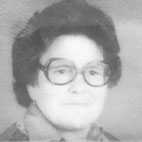 Retrato a preto e branco de uma mulher com óculos e cabelo curto escuro. Não há texto visível que permita identificá-la.
