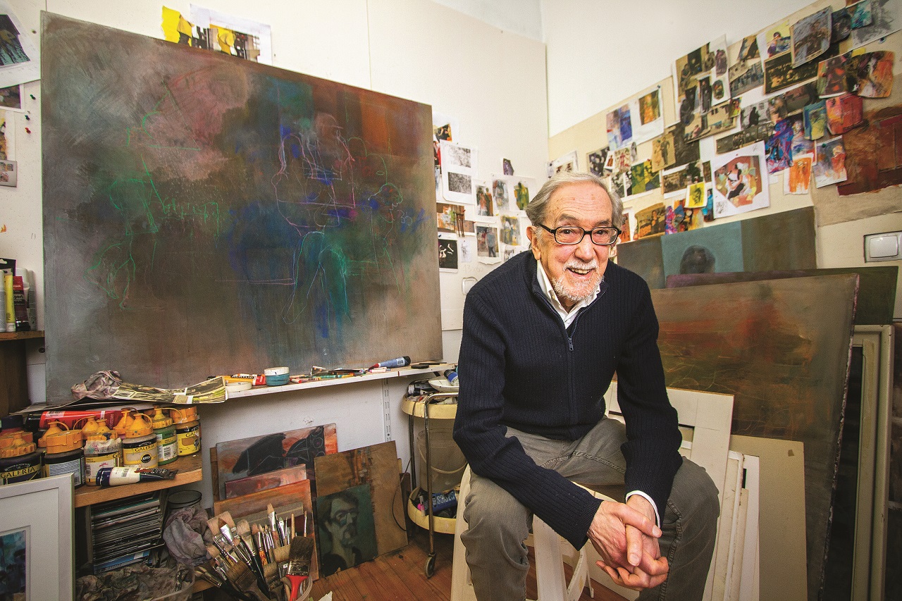 foto de josé luís tinoco sentado em sua casa em lisboa