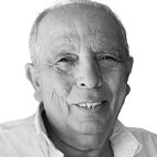 Retrato a preto e branco de um homem idoso, de frente para a câmara, com uma camisola clara. Não há texto visível que permita identificá-lo.