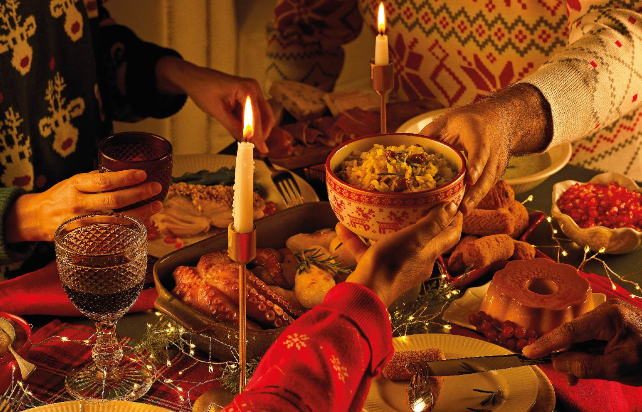 Fotografia de uma mesa de Natal recheada de comida