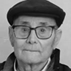 Retrato a preto e branco de um homem idoso com óculos e boina, a olhar para a câmara. Não há texto visível que permita identificá-lo.