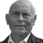 Retrato a preto e branco de um homem idoso, de frente para a câmara. Não há texto visível que permita identificá-lo.