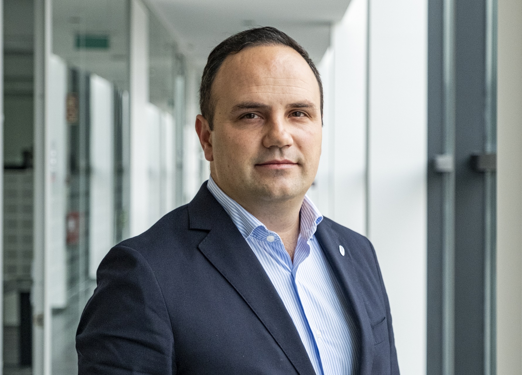 Foto de meio corpo a cores de Amaro Reis