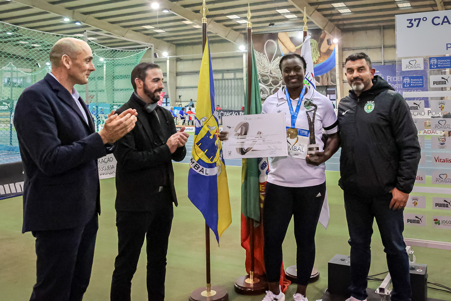 Auriol Dongmo recebe medalha dos Campeonatos de Portugal de atletismo, em Pombal