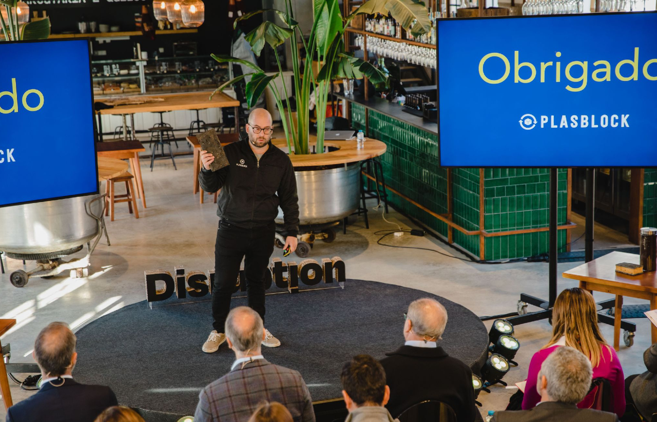Miguel Ferreira, da empresa Plasblock, a apresentar um projeto no programa Disruption22 da Delta