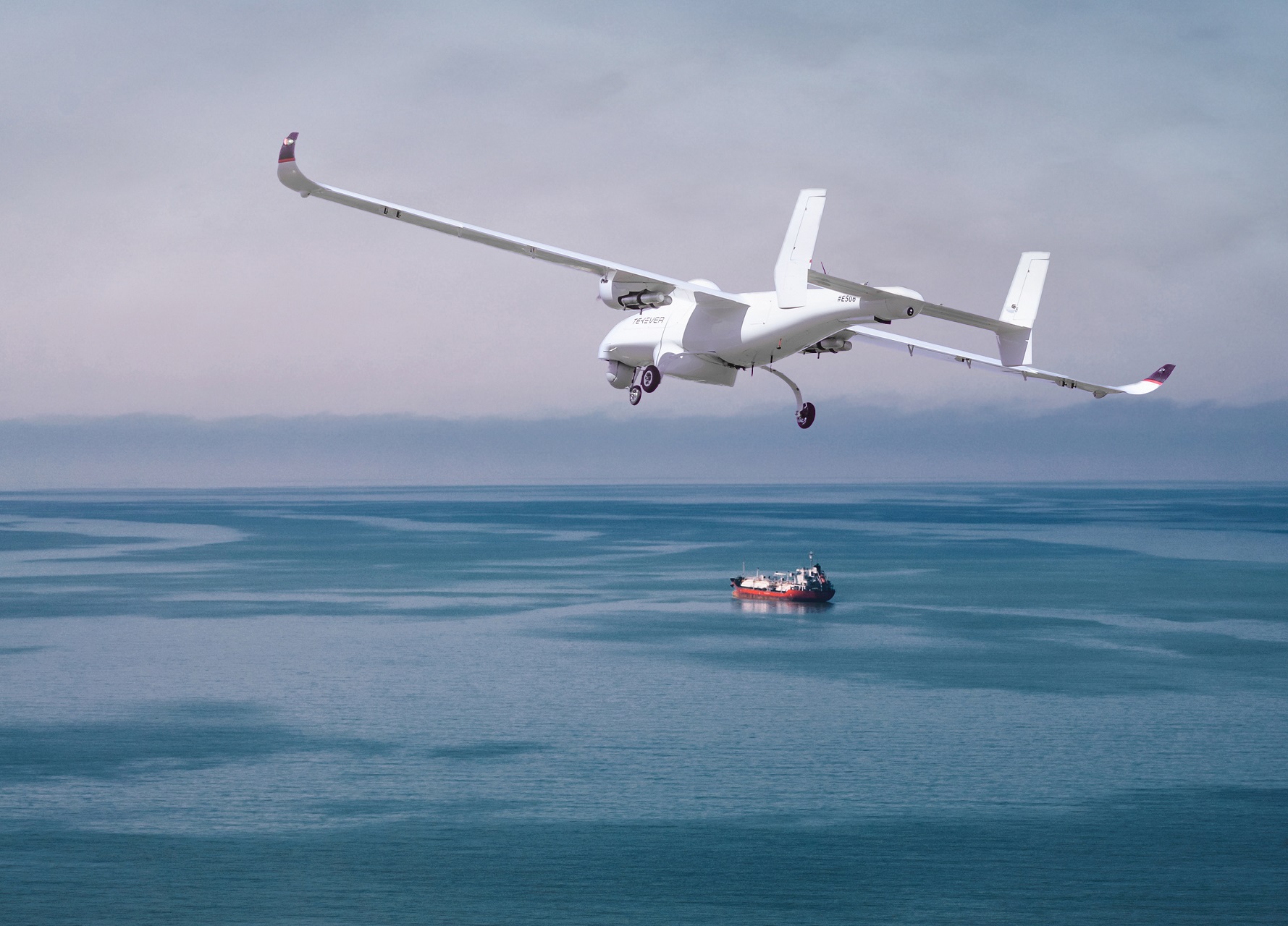 Foto de um drone a sobrevoar o mar numa ação de vigilância