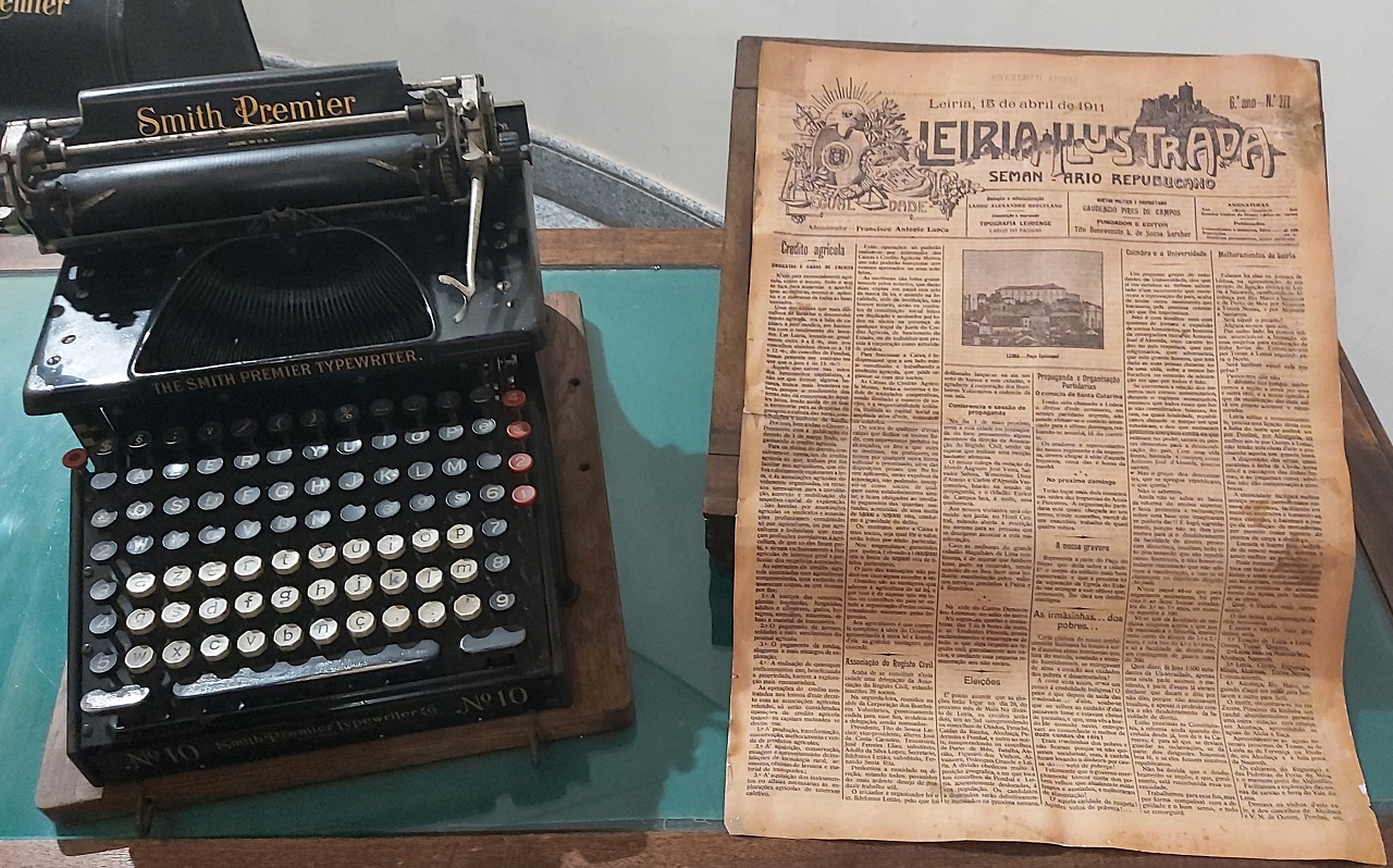 foto de uma máquina de escrever e de um exemplar do jornal Leiria Ilustrada