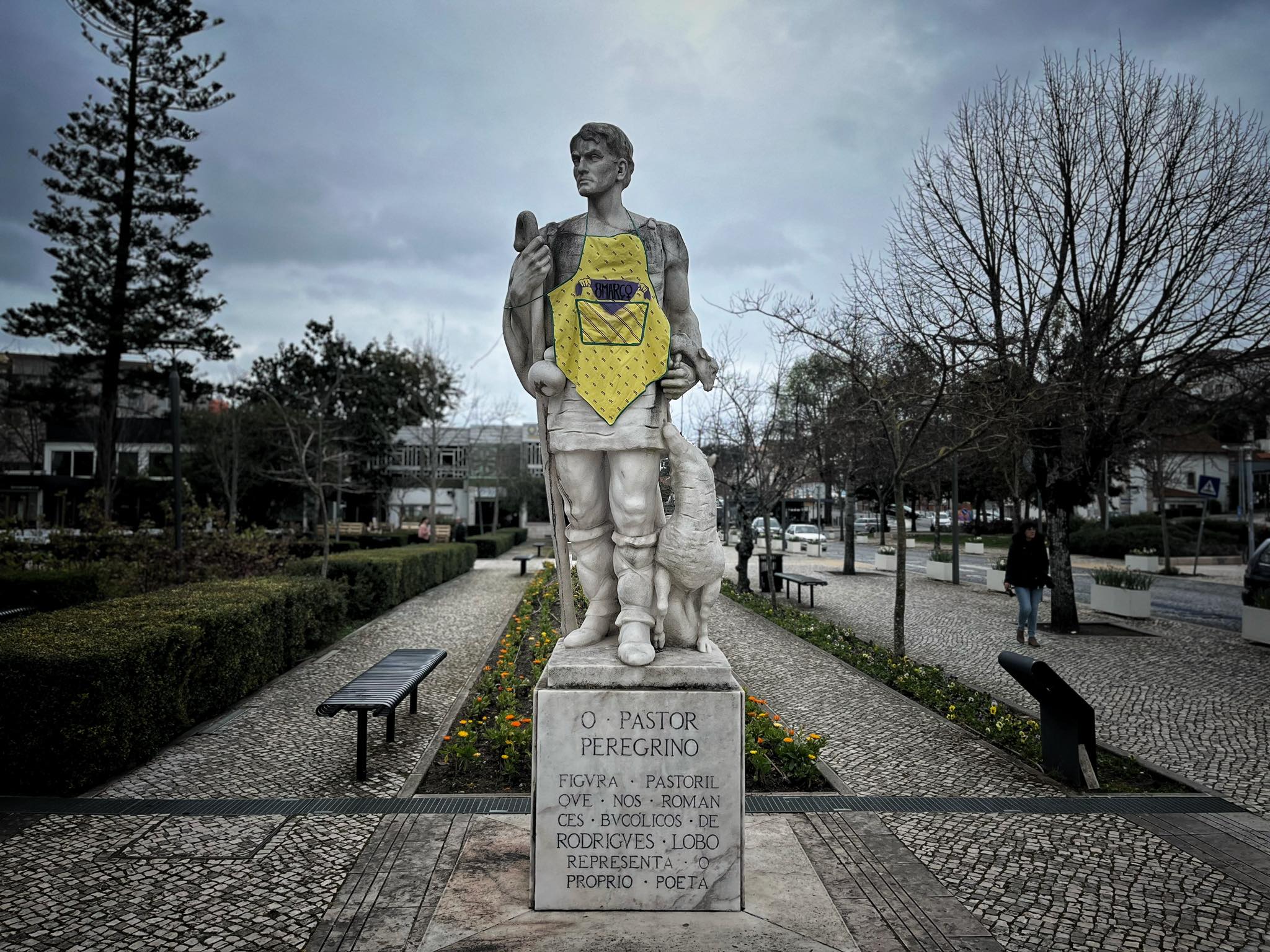 estátua pastor peregrino com avental