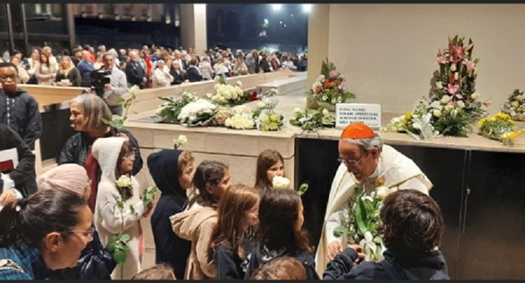 foto do cardeal antónio marto na capelinha das aparições em fátima rodeado de crianças