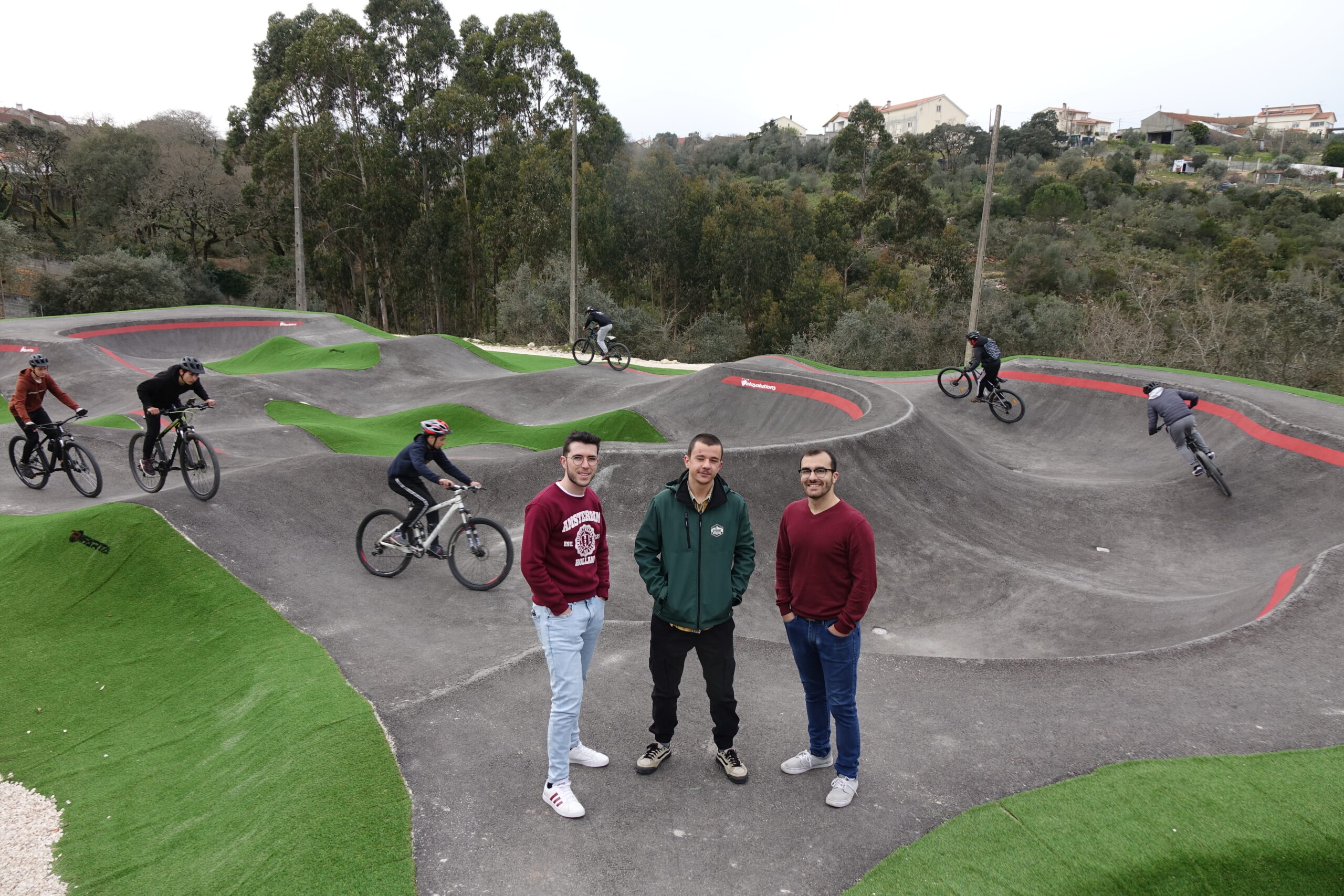 Filipe Ribeiro, João Maria e Bruno Pereira, impulsionadores da pista, com a pista de pump track por trás