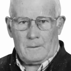 Retrato a preto e branco de um homem de óculos, fotografado de frente sobre um fundo claro. Não há texto visível que permita identificá-lo.