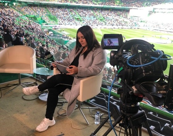 fotografia da jornalista Mónica Barros em serviço no estádio do Sporting