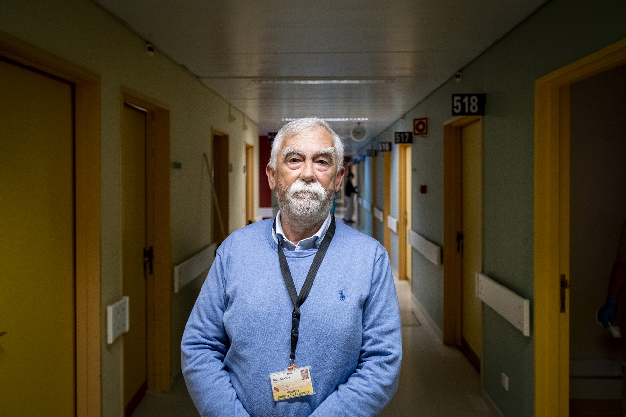 foto de meio corpo do médico joão morais num dos corredores do hospital de santo andré em leiria