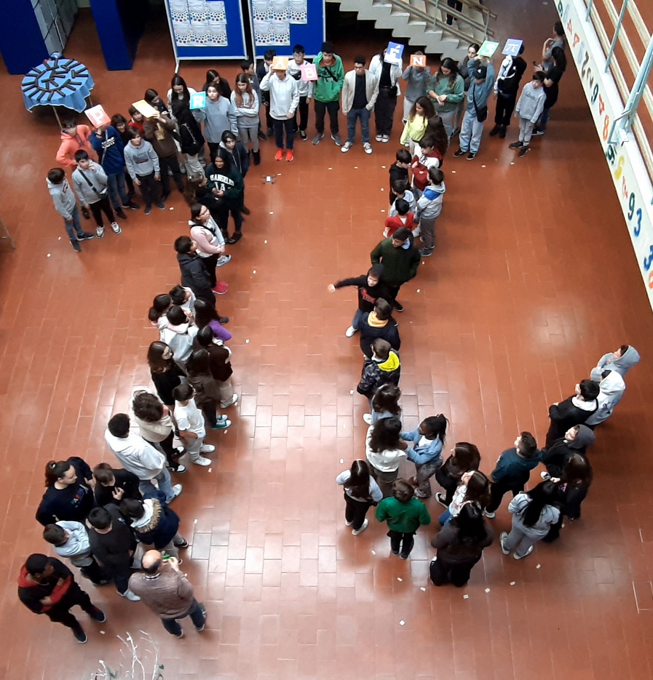 foto captada de cima com um conjunto de alunos a formarem o símbolo de pi