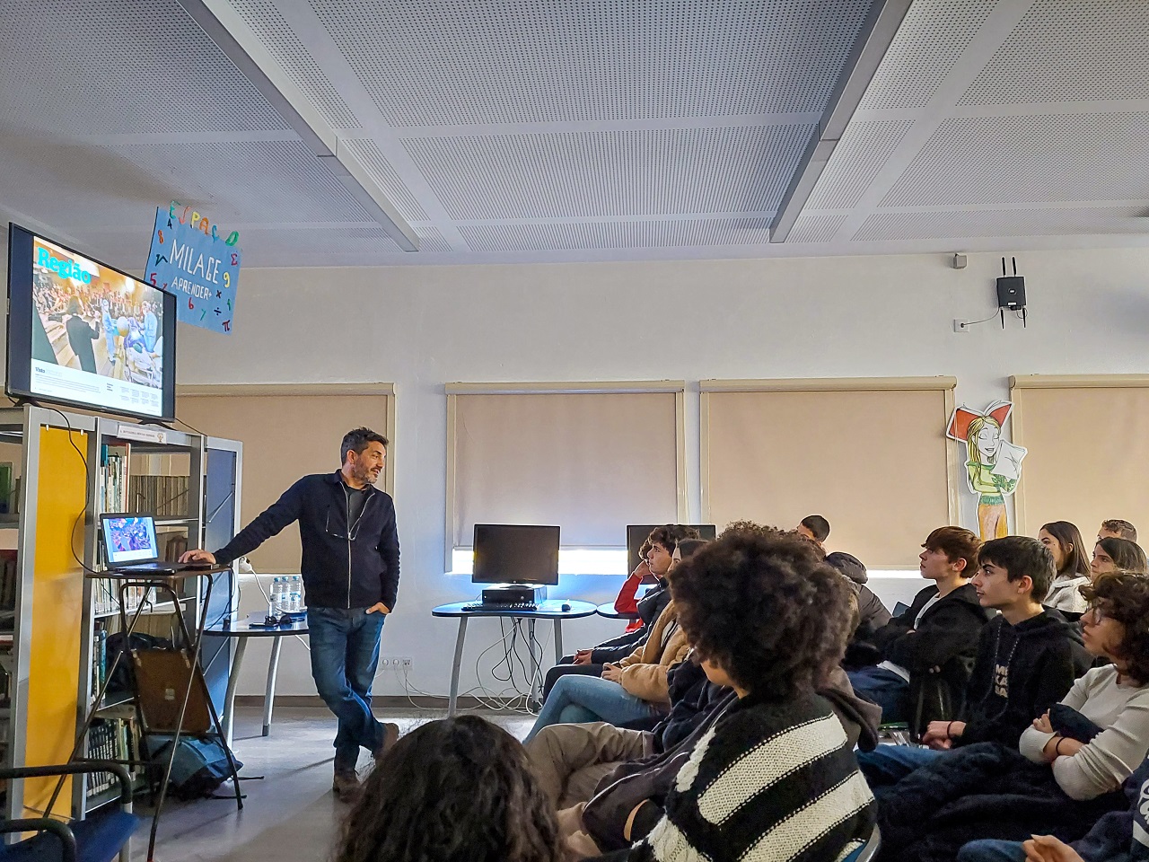 foto do repórter fotográfico Joaquim Dâmaso a dinamizar uma sessão na escola secundária da Guia