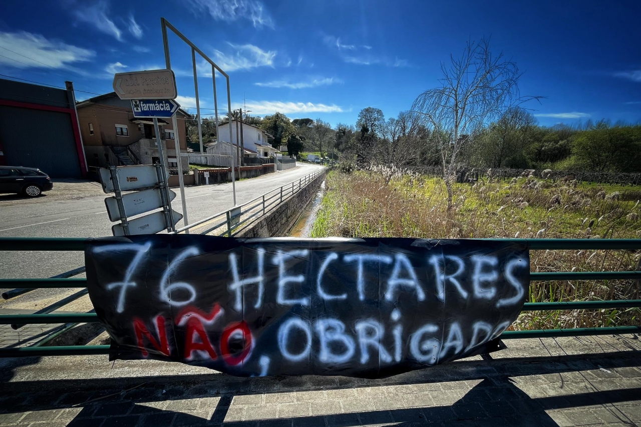 cartaz com mensagem "76 hectares não, obrigado"