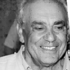 Retrato a preto e branco de um homem idoso, sorridente, em grande plano. Não há texto visível que permita identificá-lo.