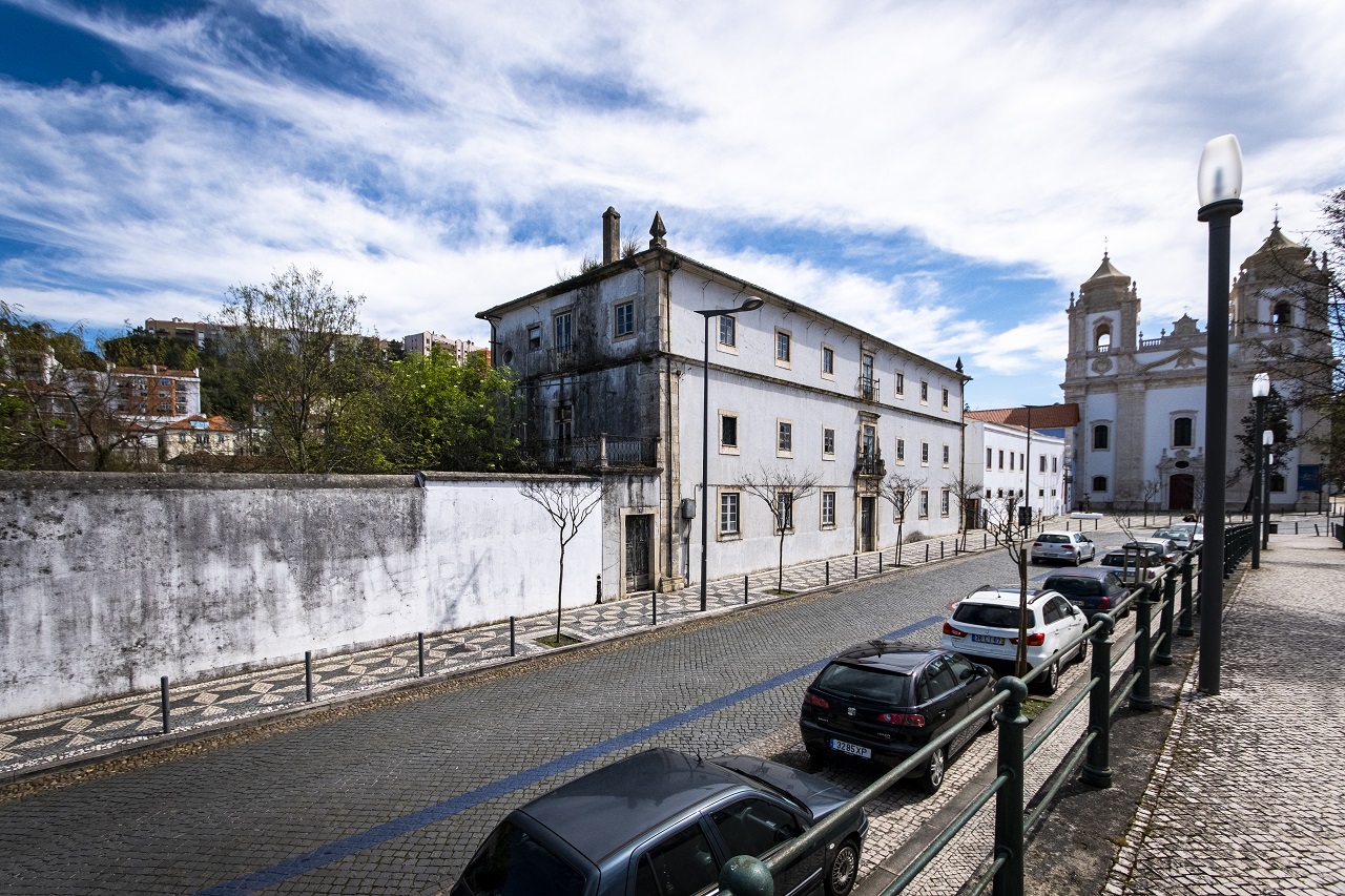 foto do exterior do antigo seminário de Leiria e antigo DRM na rua Tenente Valadim