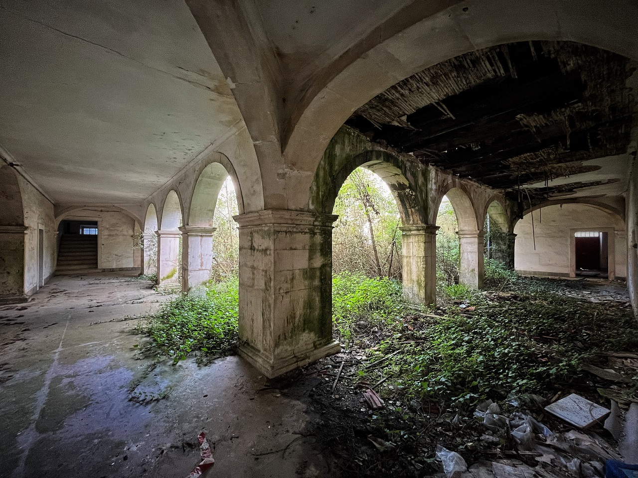 foto do estado degradado dos claustros do antigo seminário de Leiria e ex-DRM