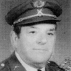 Retrato a preto e branco de um homem de uniforme e boné. Não há texto visível que permita identificá-lo.