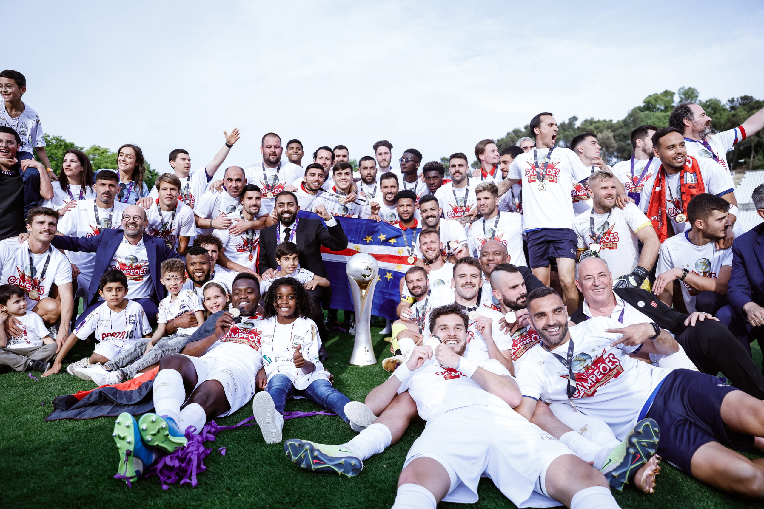Equipa da União de Leiria a festejar no relvado com a Taça da Liga 3