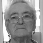 Retrato a preto e branco de uma pessoa idosa com cabelo curto e óculos, fotografada de frente. Não há texto visível que permita identificá-la.
