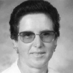 Retrato a preto e branco de uma pessoa com cabelo curto escuro e óculos. Não há texto visível que permita identificá-la.