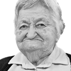 Retrato a preto e branco de uma pessoa idosa, de cabelo curto e claro, a olhar para a câmara. Não há texto visível que permita identificá-la.
