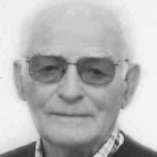 Retrato a preto e branco de uma pessoa idosa com óculos, fotografada de frente. Não há texto visível que permita identificá-la.