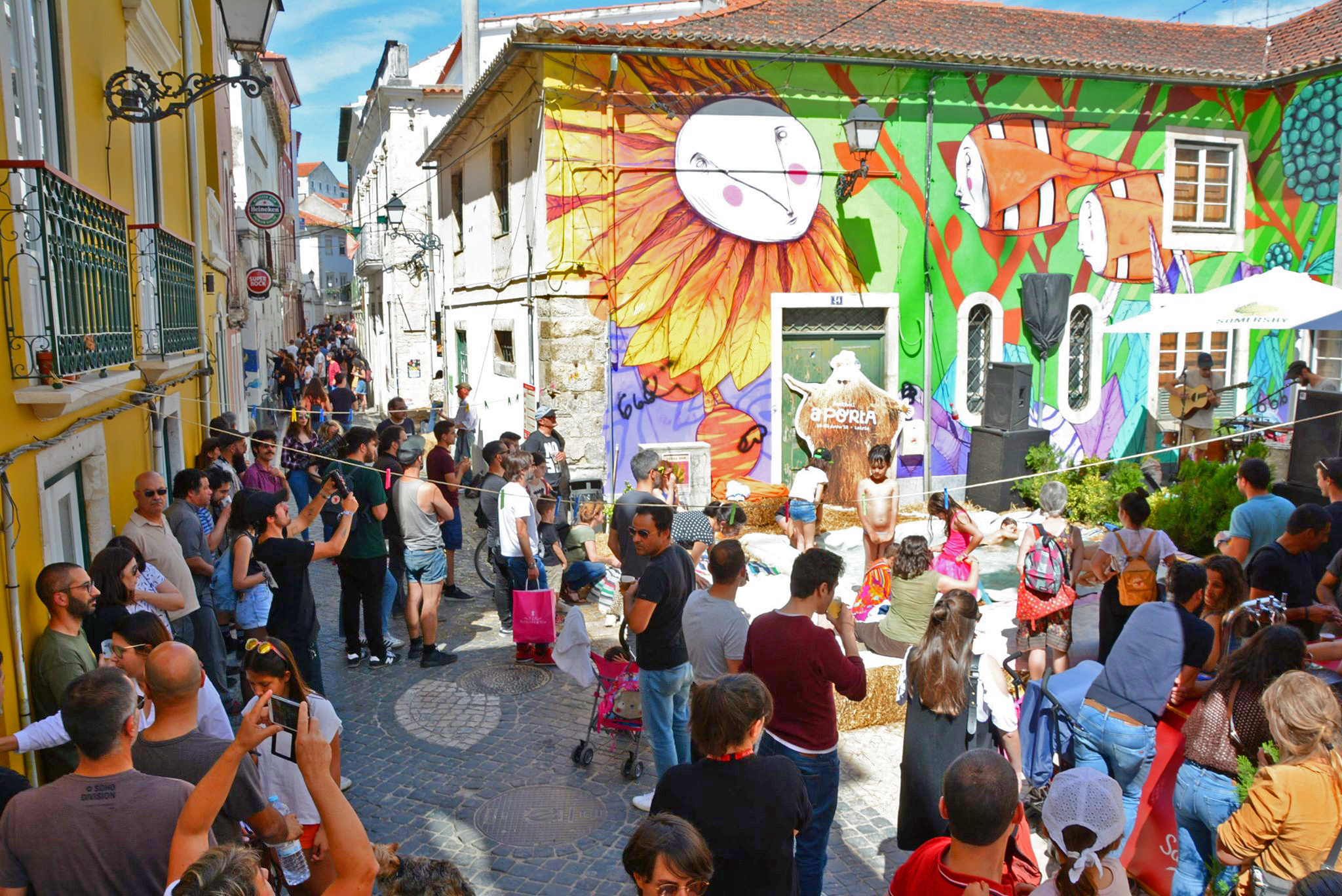 Largo do Porto Artur, na Rua Direita, durante uma edição do festival A Porta