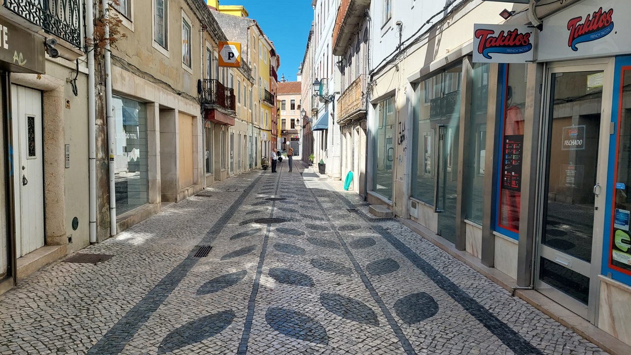 rua do centro histórico de leiria