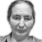 Retrato a preto e branco de uma mulher idosa, de frente para a câmara, sobre fundo claro. Não há texto visível que permita identificá-la.