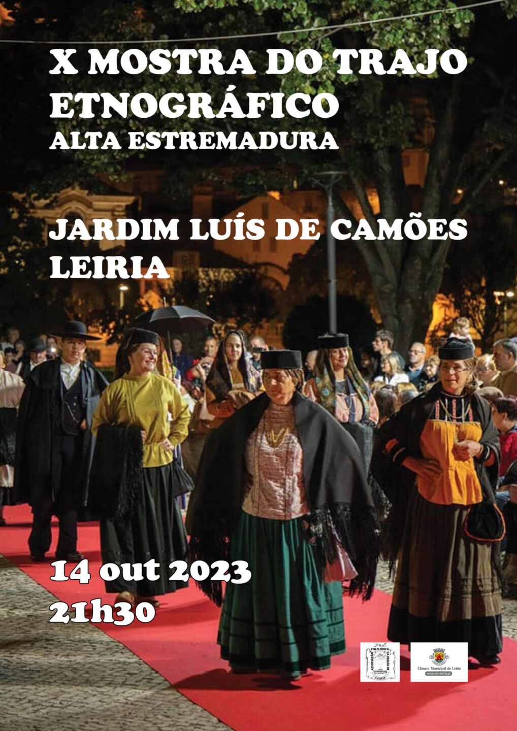 Cartaz da X Mostra do Trajo Etnográfico da Alta Estremadura, no Jardim Luís de Camões, em Leiria, a 14 de outubro de 2023, às 21h30. A imagem mostra participantes em trajes tradicionais num desfile noturno.