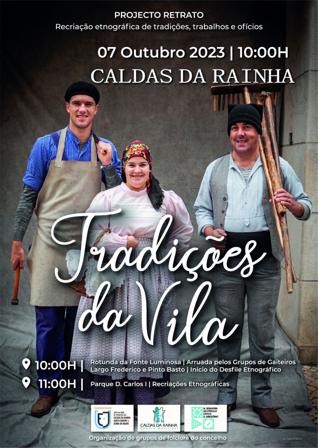 Cartaz do evento «Tradições da Vila», integrado no Projecto Retrato, em Caldas da Rainha, a 7 de outubro de 2023. Anuncia um desfile e recriações etnográficas e mostra três pessoas em trajes tradicionais.