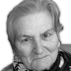 Retrato a preto e branco de uma mulher idosa, fotografada de frente. Não há texto visível que permita identificá-la.
