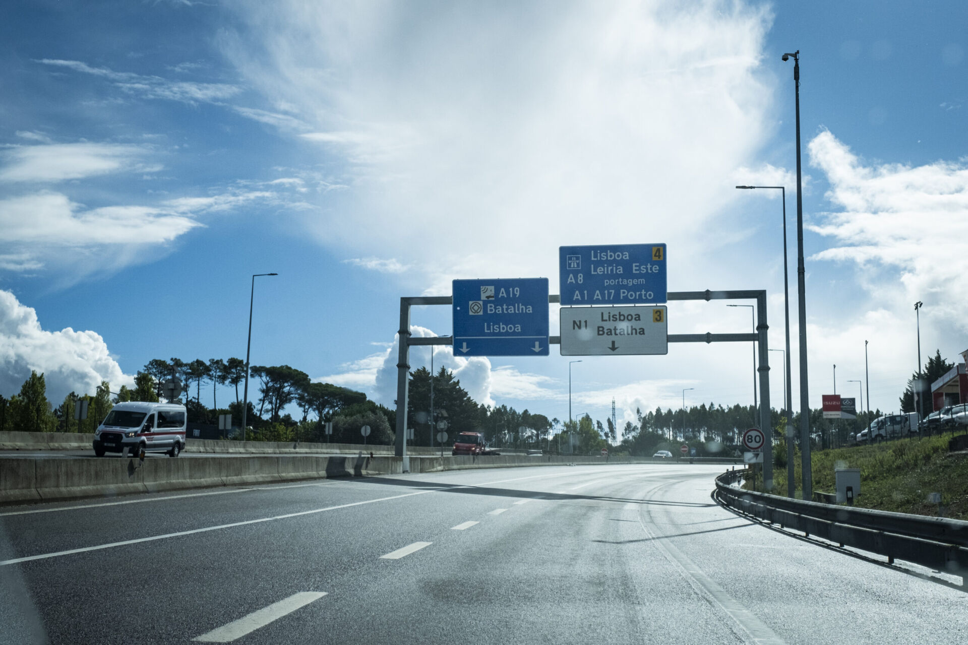 autoestrada com sinalética de saídas. A19