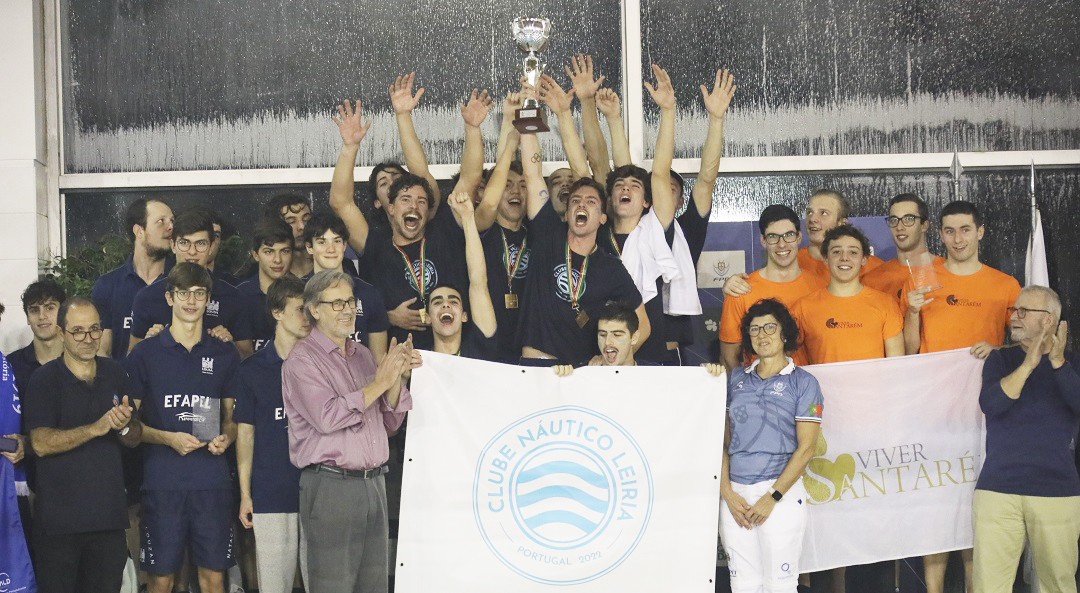 equipa masculina do clube náutico de leiria a festejar conquista da III divisão nacional na época 2022/2023