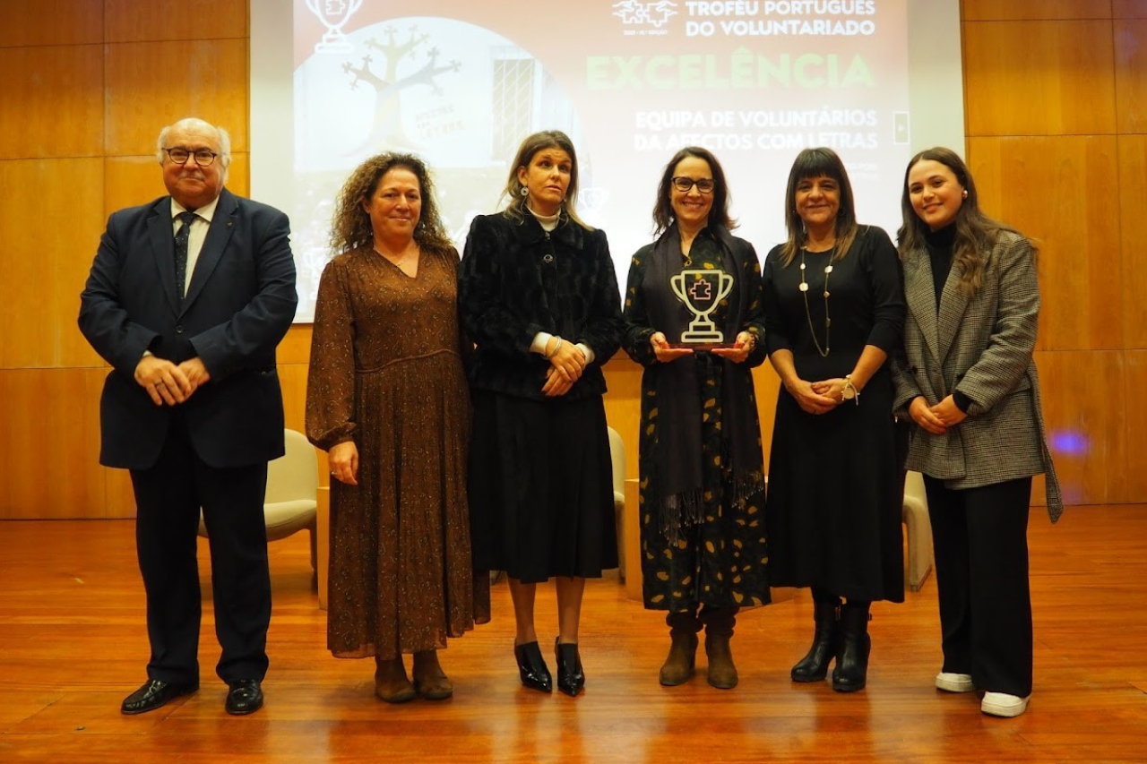 Voluntários da Associação Afectos com Letras, de Pombal, na entrega do prémio excelência 2023, atribuído pela Confederação Portuguesa do Voluntariado