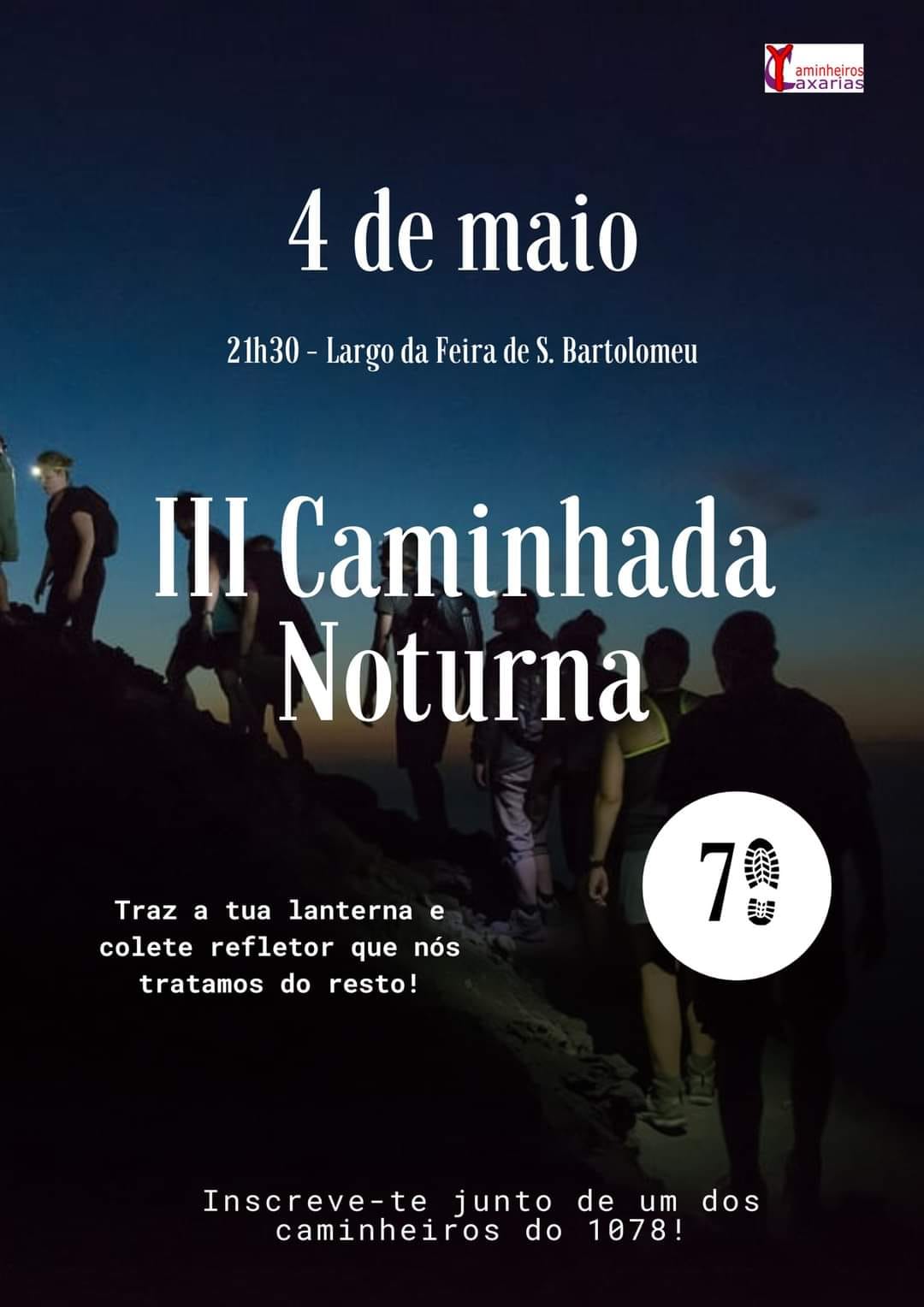 Cartaz da III Caminhada Noturna, marcada para 4 de maio, às 21h30, no Largo da Feira de S. Bartolomeu. A imagem mostra um grupo a caminhar ao anoitecer e pede aos participantes que levem lanterna e colete refletor.