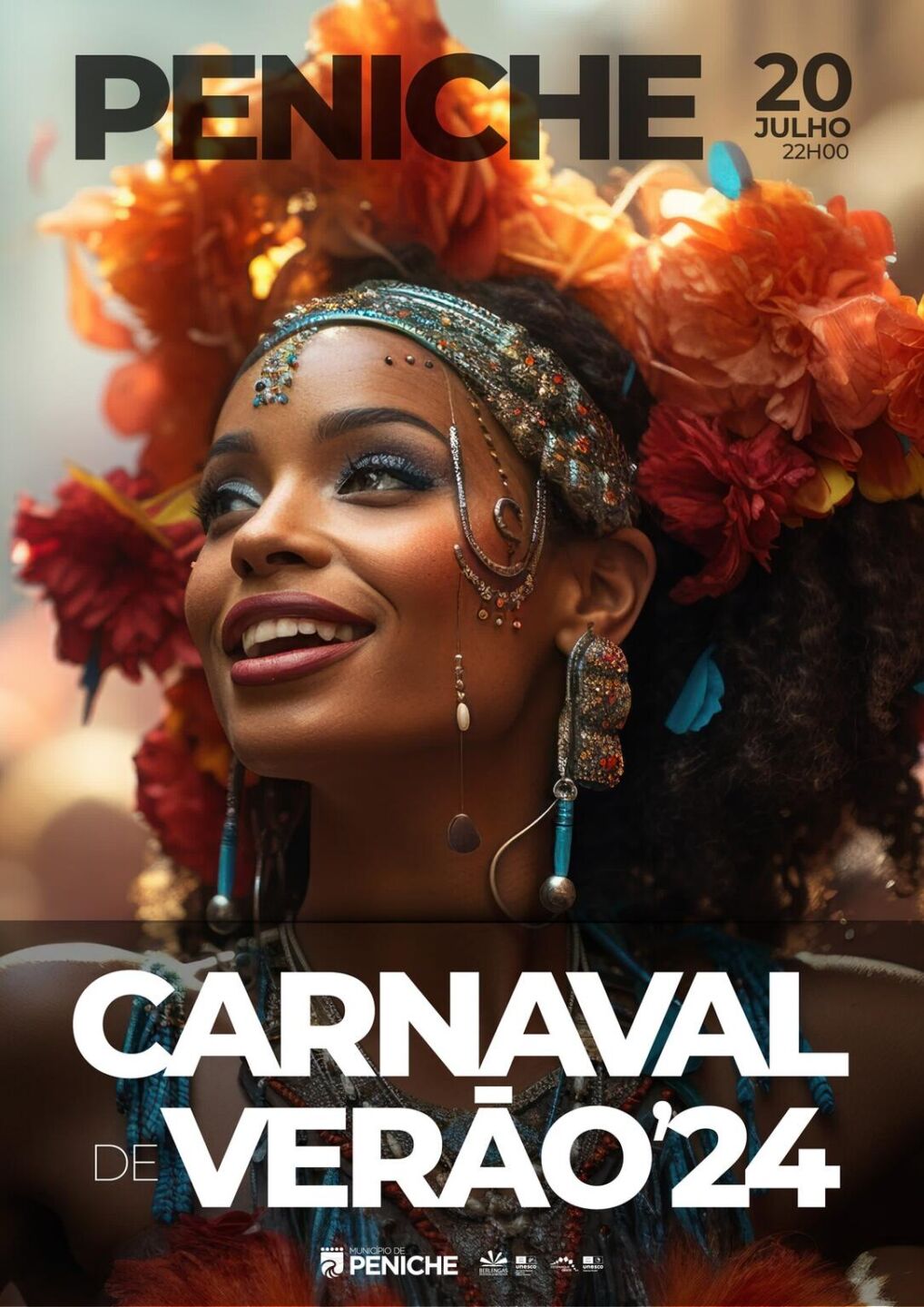 Cartaz do Carnaval de Verão’24 em Peniche, com uma pessoa em traje festivo, adornos florais e maquilhagem. O cartaz anuncia o evento para 20 de julho, às 22h00.
