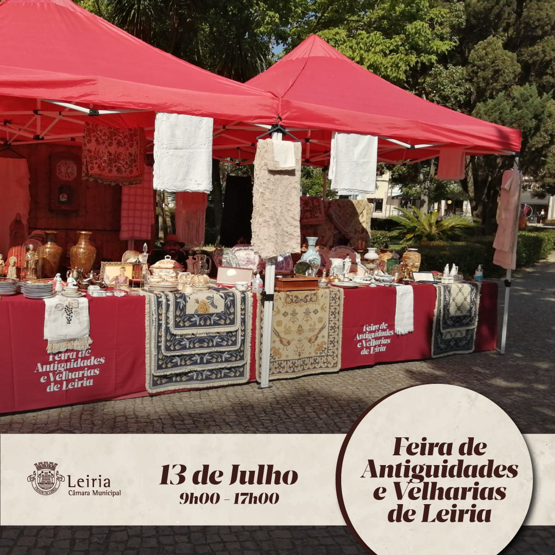 Cartaz da Feira de Antiguidades e Velharias de Leiria, com uma fotografia de bancas de objetos antigos sob tendas vermelhas. O cartaz indica 13 de julho, das 9h00 às 17h00.