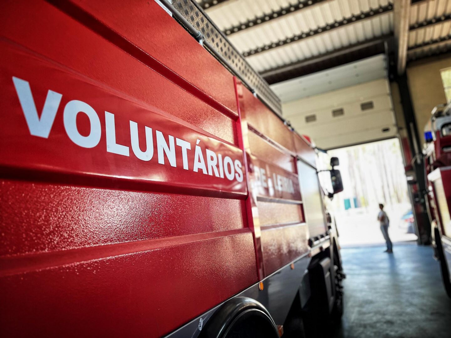 Família deslocada após incêndio destruir duas casas em Monte Redondo
