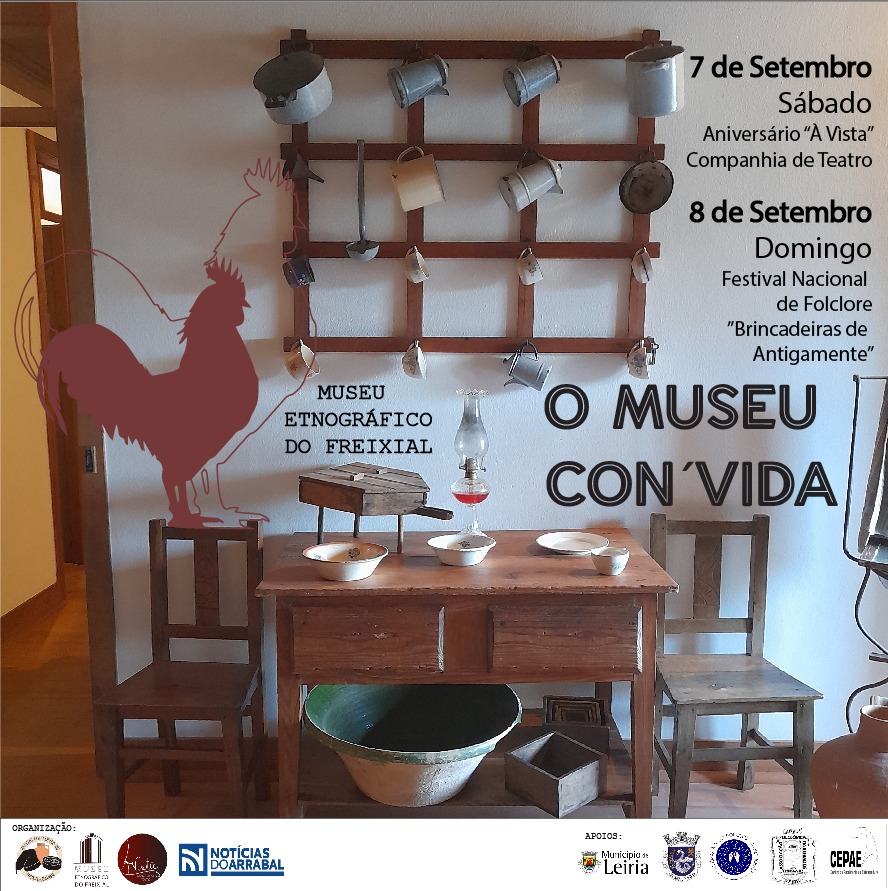 Cartaz do Museu Etnográfico do Freixial, fotografado junto a uma exposição de utensílios tradicionais. Anuncia atividades para 7 e 8 de setembro, incluindo teatro e um festival de folclore.
