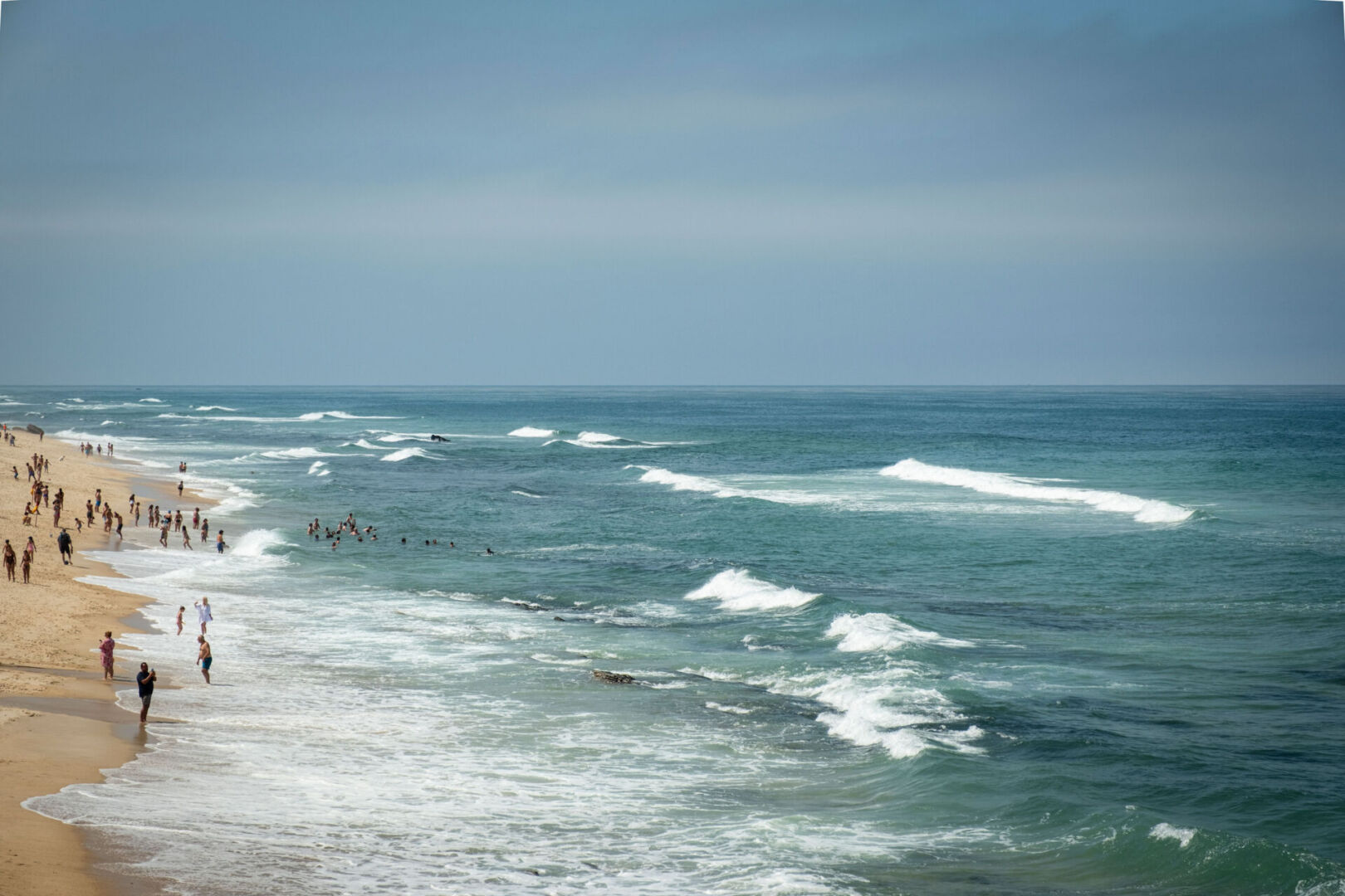 Autoridade Marítima Nacional reforça assistência a banhistas até 12 de abril devido ao calor