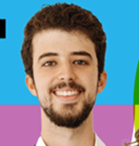 Retrato de um homem jovem a sorrir, com cabelo escuro e barba. O fundo apresenta faixas de cor azul e roxa.