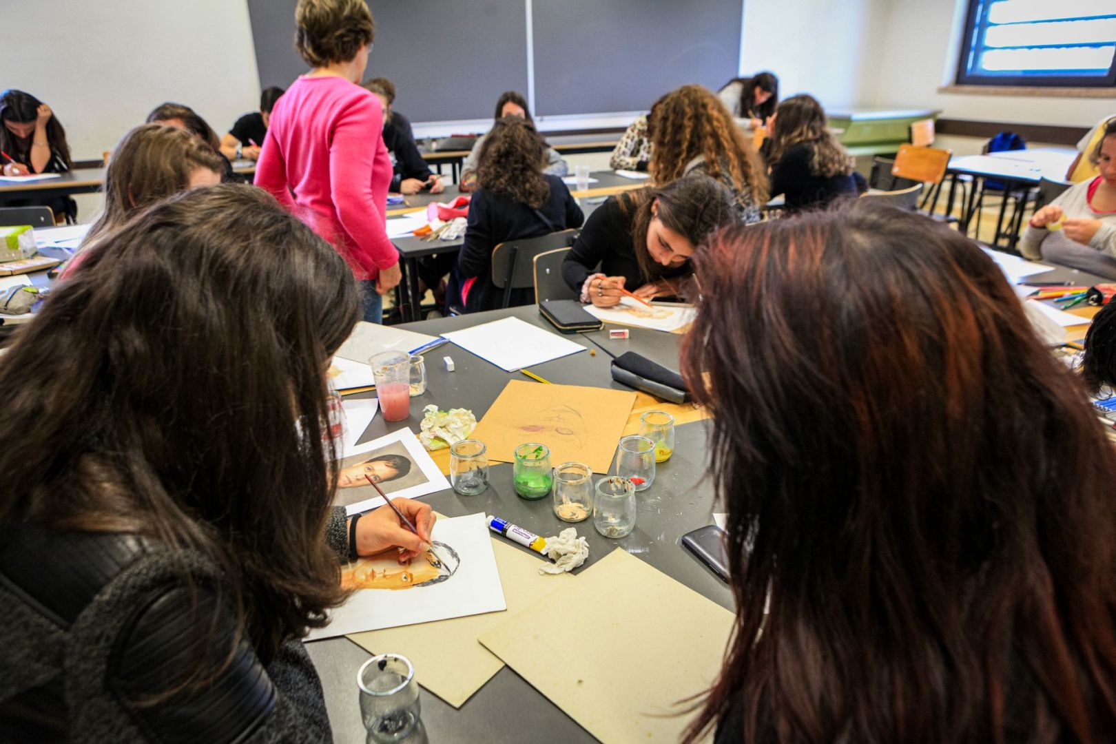 Escola com 36 nacionalidades recorre ao hip-hop, críquete e a acordos de empatia para agilizar a integração