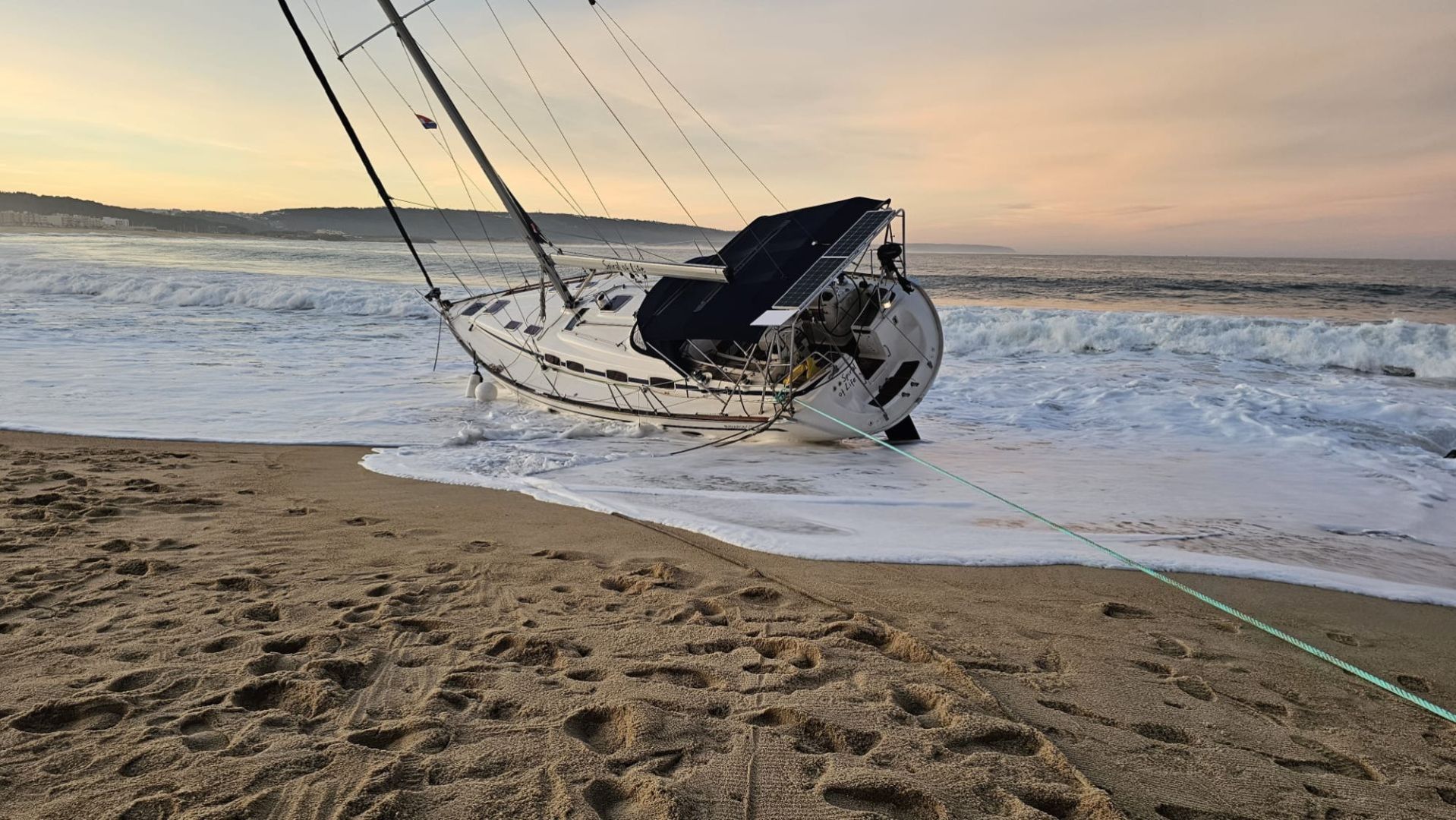 Veleiro holandês encalha na praia da Nazaré
