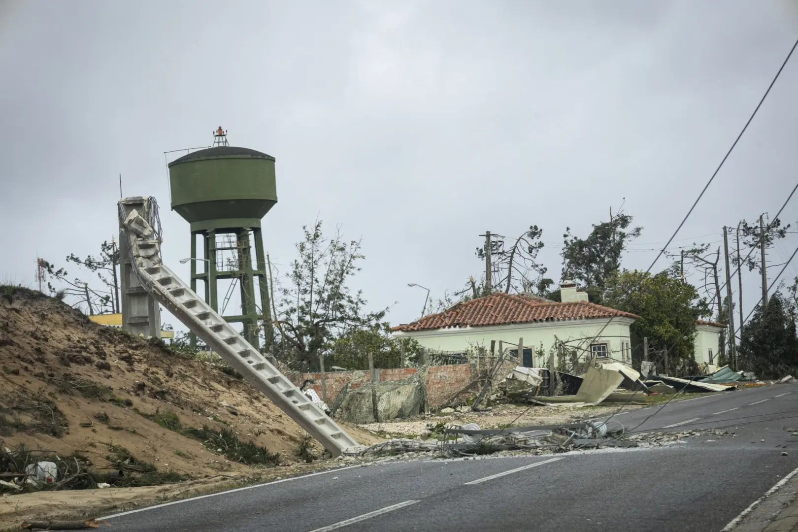 Um total de 63 mil clientes da E-Redes continua sem energia em Leiria