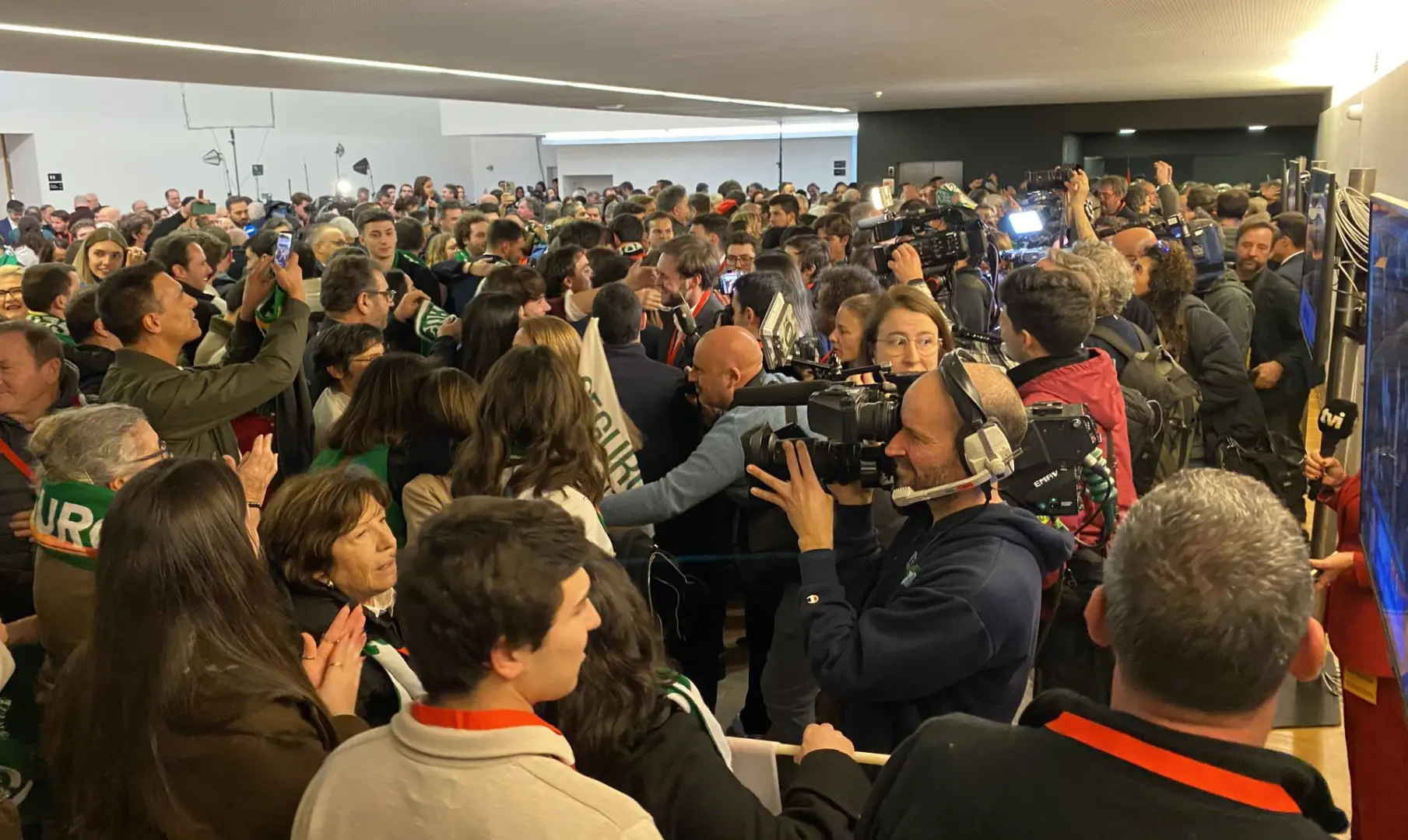 Canta-se nas Caldas da Rainha “Portugal presente, Seguro a presidente”